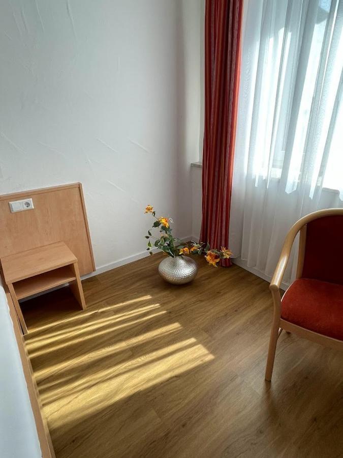 Отель Zum Schwanen Garni Buggingen Экстерьер фото